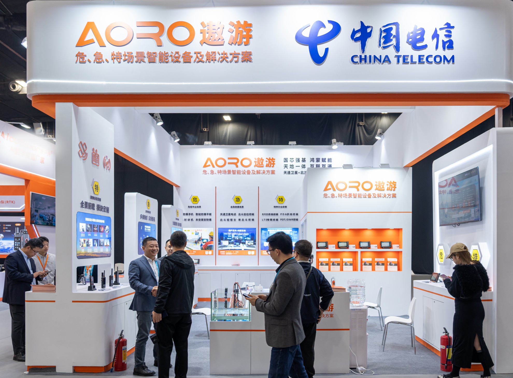 行业专家打卡遨游展台,"危.急.特""出圈"2025数智科技生态大会