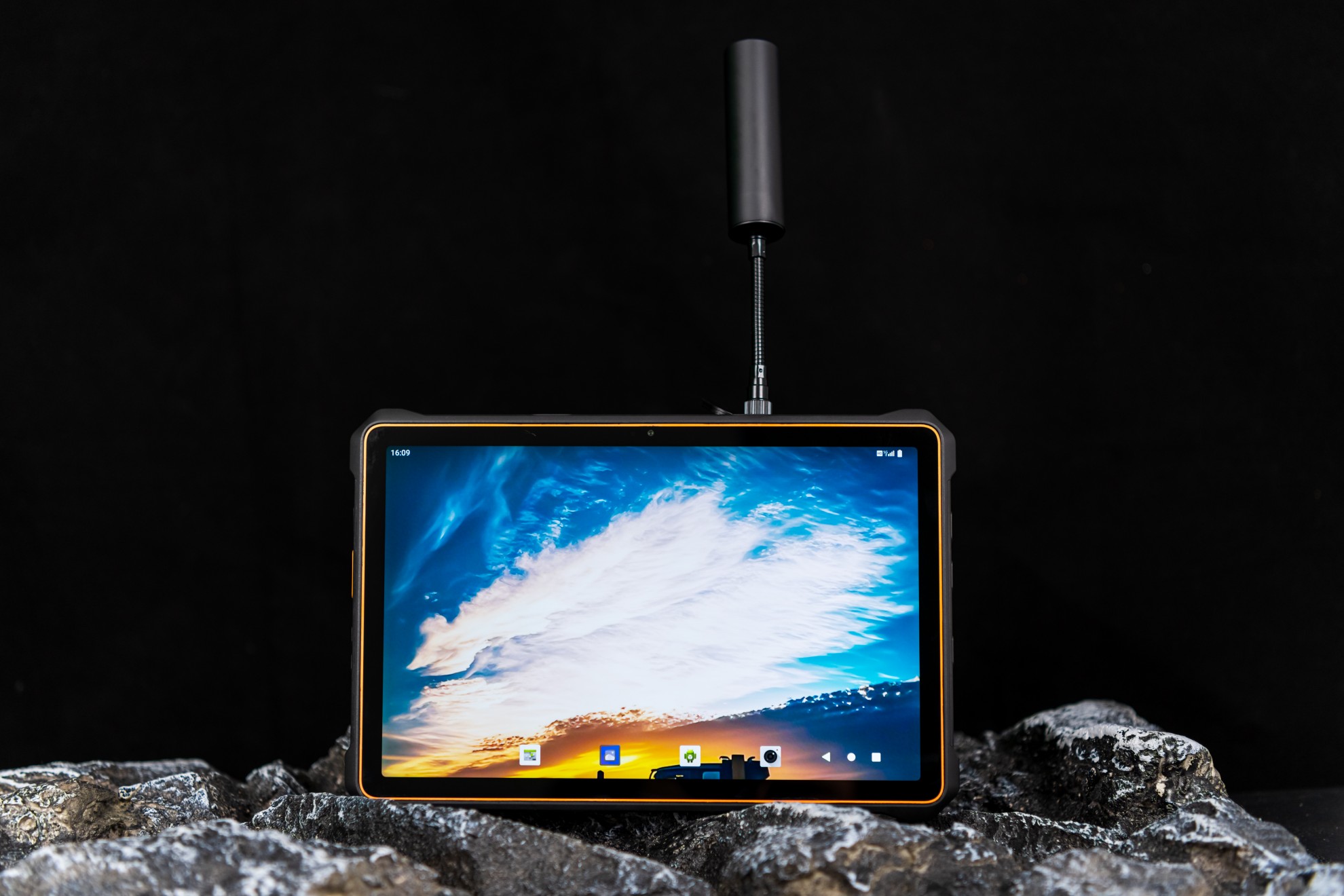 遨游P1100防爆平板：北斗短报文、天通卫星电话、UWB定位测距、地磁、4G/5G