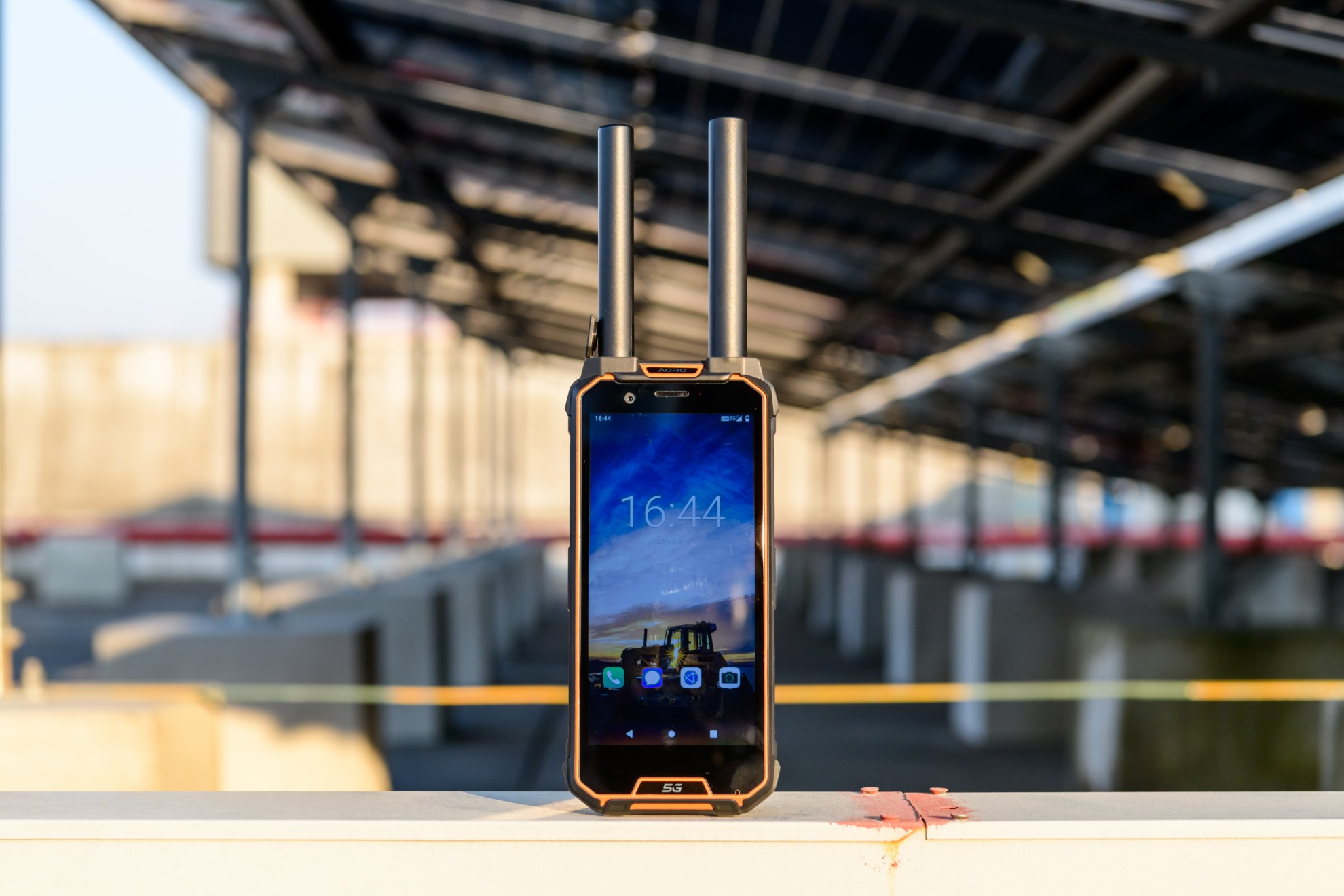 遨游M5 5G防爆手机：北斗+天通+UWB+IMU+地磁+4G/5G