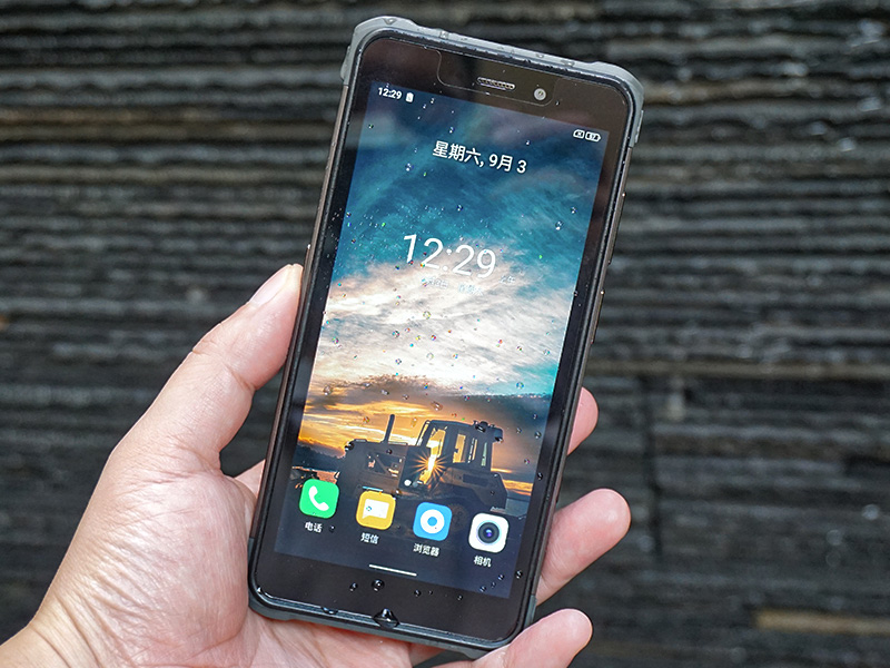 AORO A13轻薄防爆手机：NFC+POC+IP68，单手轻松操作