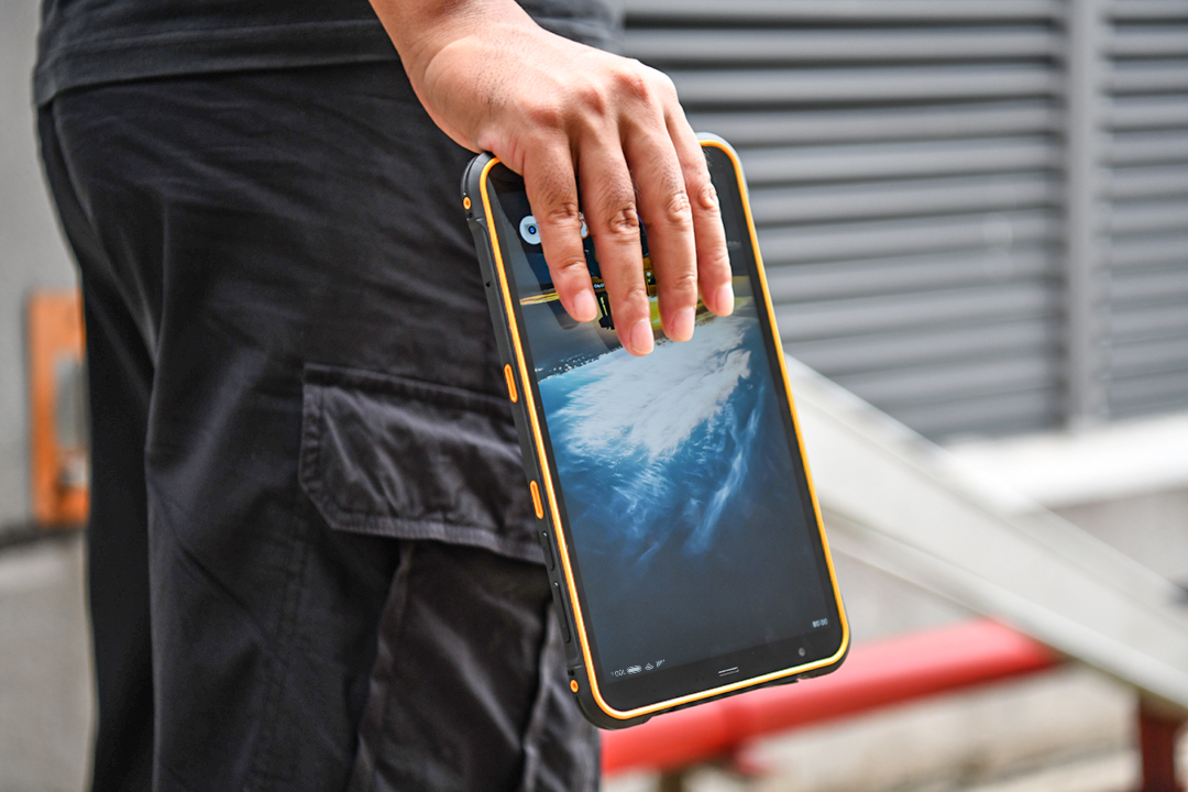 AORO P8000防爆平板：手电筒+1600W摄像头+POC对讲，夜巡泄漏点边拍边报