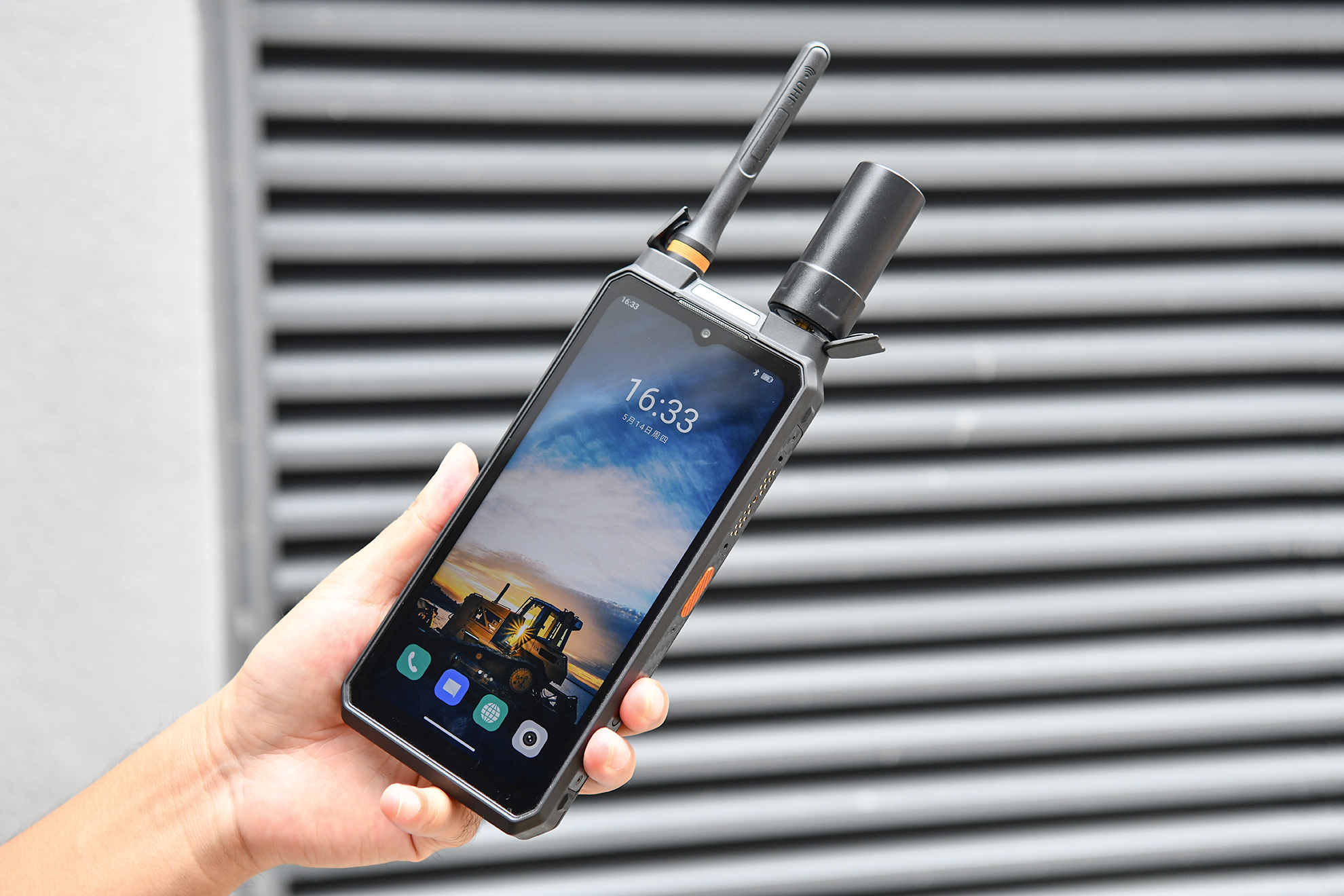 AORO M8防爆手机：5G+RTK+DMR，赋能危化园区数字化巡检与实时数据回传